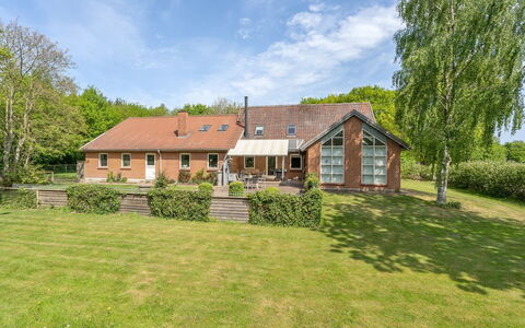 Birita - 20Km from the Sea: Blau, Strauch, Hütte, Ground, Garten, Estate, Schatten, Landscaping, Bauernhaus, Eco Hotel