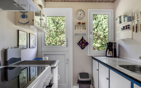 Alflak - 5.2Km from the Sea: Küche, Küchengerät, Major Appliance, Countertop, Interior Design, Haushaltsgerät, Cabinetry, Zuhause, Herd, Spüle