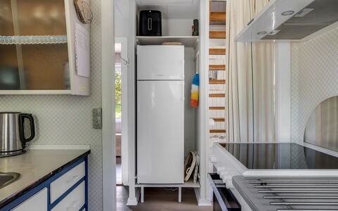 Alflak - 5.2Km from the Sea: Küchengerät, Küche, Major Appliance, Interior Design, Holz, Flooring, Countertop, Möbel, Haushaltsgerät, Fussboden