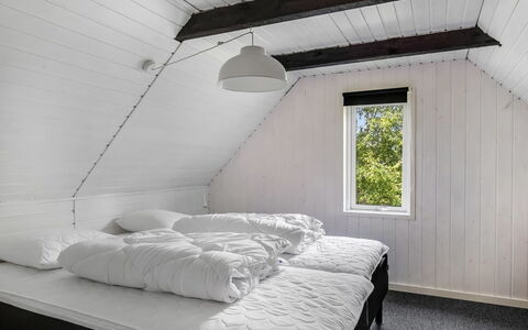 Alflak - 5.2Km from the Sea: Schlafzimmer, Holz, Decke, Bett, Fussboden, Bedding, Bettdecke, Flooring, Interior Design, Zuhause