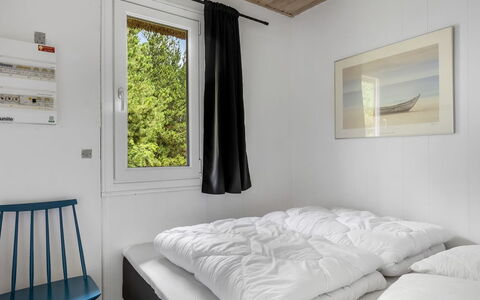 Alflak - 5.2Km from the Sea: Wand, Schlafzimmer, Holz, Bett, Interior Design, Bettdecke, Decke, Möbel, Bedding, Fussboden