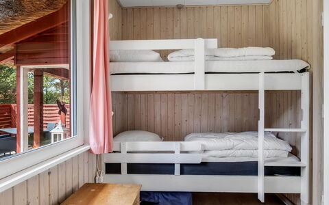 Alflak - 5.2Km from the Sea: Holz, Schlafzimmer, Etagenbett, Bett, Interior Design, Holzbeize, Fussboden, Zuhause, Möbel, Hartholz