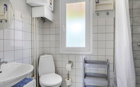 Alflak - 5.2Km from the Sea: Toilleten Sitz, Toilette, Armatur, Badezimmer, Flooring, Fussboden, Interior Design, Sinken, Bad Sink, Installation
