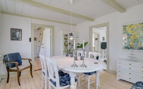 Nevis - 1.5Km from the Sea: Möbel, Interior Design, Flooring, Fussboden, Holz, Decke, Esszimmer, Holzboden, Light Fixture, Tabelle