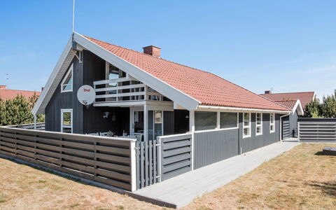 Bente - 800M from the Sea: Dach, Haus, Zuhause, Hütte, Tür, Abstellgleis, Deck, Veranda, Planke, Hartholz