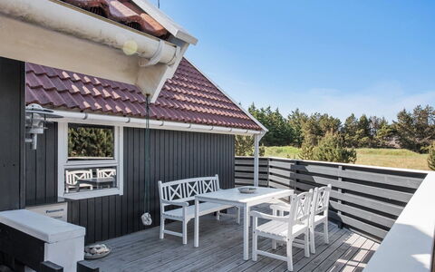 Bente - 800M from the Sea: Dach, Haus, Zuhause, Hütte, Tür, Abstellgleis, Deck, Veranda, Planke, Hartholz