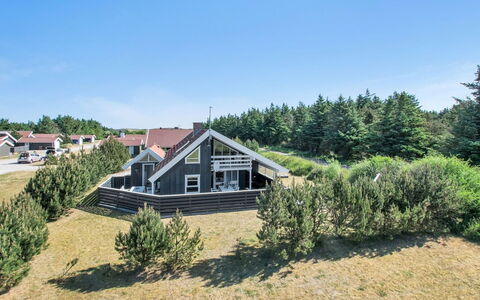 Bente - 800M from the Sea: Dach, Haus, Zuhause, Hütte, Tür, Abstellgleis, Deck, Veranda, Planke, Hartholz