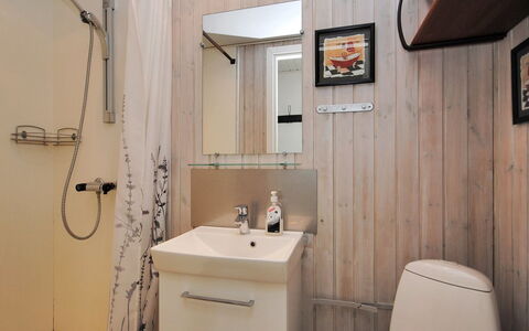 Ingeborre - 100M to the Fjord: Badezimmer, Armatur, Flooring, Wand, Fussboden, Bad Sink, Interior Design, Holz, Sinken, Toilette