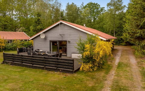Anine - 200M to the Fjord: Blau, Strauch, Hütte, Ground, Garten, Estate, Schatten, Landscaping, Bauernhaus, Eco Hotel