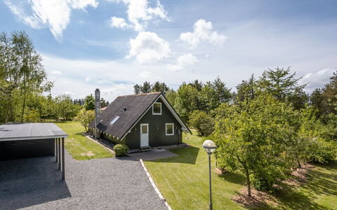 Femija - 500M to the Fjord: Gras, Hütte, Zuhause, Dach, Estate, Bauernhaus, Rasen, Garten, Landscaping, Abstellgleis