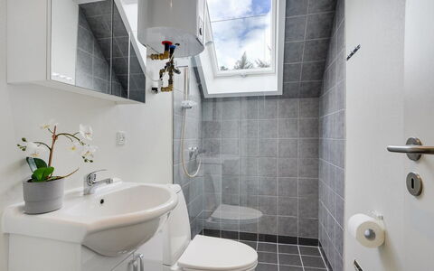 Femija - 500M to the Fjord: Badezimmer, Armatur, Interior Design, Wand, Flooring, Sinken, Fussboden, Bad Sink, Toilette, Zapfhahn