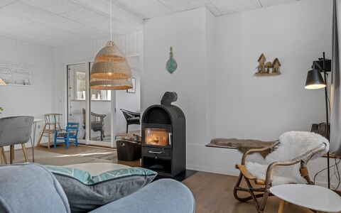 Thyra - 500M to the Fjord: Möbel, Interior Design, Flooring, Holz, Decke, Fussboden, Zimmer, Beleuchtung, Stuhl, Wohnzimmer