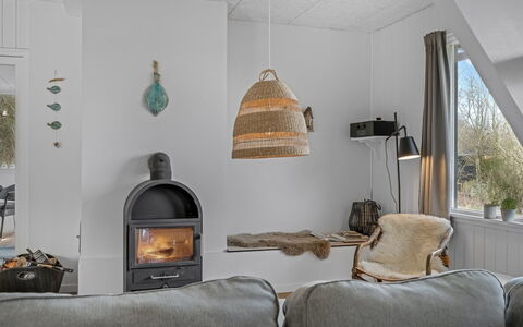Thyra - 500M to the Fjord: Holz, Möbel, Decke, Stuhl, Natürliches Material, Hartholz, Lampe, Wohnzimmer, Light Fixture, Bilderrahmen