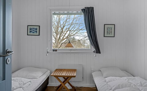 Thyra - 500M to the Fjord: Wand, Holz, Schlafzimmer, Fussboden, Flooring, Bett, Interior Design, Bedding, Decke, Bettdecke