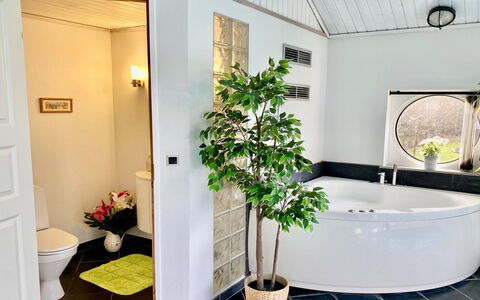 Athisl - 800M from the Sea: Armatur, Interior Design, Flooring, Badezimmer, Fussboden, Installation, Beleuchtung, Zapfhahn, Decke, Toilette