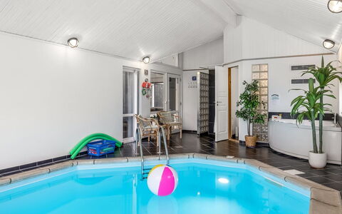 Athisl - 800M from the Sea: Schwimmbad, Fussboden, Verbundwerkstoff, Resort, Decke, Stuhl, Hotel, Design, Eco Hotel, Zimmerpflanze