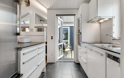 Athisl - 800M from the Sea: Küche, Countertop, Interior Design, Flooring, Major Appliance, Küchengerät, Cabinetry, Decke, Zuhause, Fussboden