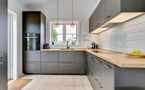 Siebelt - 200M from the Sea: Küche, Countertop, Flooring, Cabinetry, Küchengerät, Holz, Interior Design, Möbel, Fussboden, Major Appliance