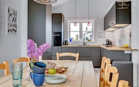 Siebelt - 200M from the Sea: Möbel, Küche, Countertop, Interior Design, Flooring, Küchengerät, Holz, Cabinetry, Fussboden, Major Appliance