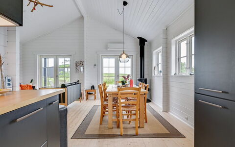 Siebelt - 200M from the Sea: Holz, Flooring, Holzboden, Fussboden, Decke, Zuhause, Cabinetry, Tür, Laminatboden, Küche