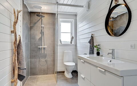 Siebelt - 200M from the Sea: Flooring, Armatur, Fussboden, Interior Design, Installation, Badezimmer, Badezimmerschrank, Fliese, Zapfhahn, Sinken