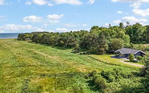 Thorman - 75M from the Sea: Dach, Haus, Zuhause, Hütte, Abstellgleis, Estate, Auffahrt, Gartenbauten, Garten, Schuppen