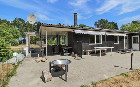 Eldina - 100M from the Sea: Dach, Grundstueck, Zuhause, Schatten, Hütte, Estate, Garten, Veranda, Rasen, Landscaping