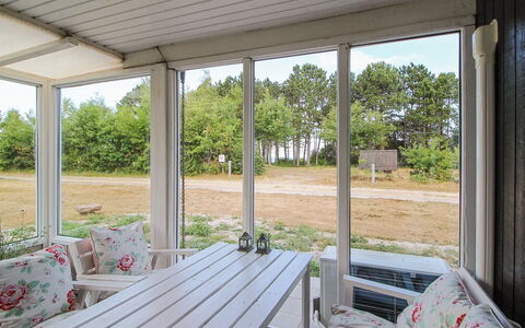 Eldina - 100M from the Sea: Möbel, Stuhl, Tabelle, Interior Design, Fussboden, Veranda, Gartenmöbel, Tür, Glas, Schatten