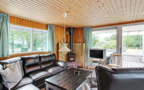 Eldina - 100M from the Sea: Holz, Interior Design, Möbel, Decke, Flooring, Fussboden, Couch, Zuhause, Holzboden, Wohnzimmer