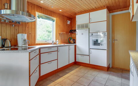 Eldina - 100M from the Sea: Küche, Flooring, Interior Design, Countertop, Holz, Küchengerät, Major Appliance, Spüle, Fussboden, Cabinetry