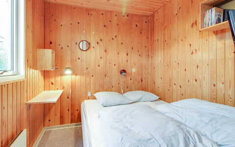 Eldina - 100M from the Sea: Wand, Holz, Interior Design, Schlafzimmer, Decke, Flooring, Fussboden, Bett, Beleuchtung, Light Fixture
