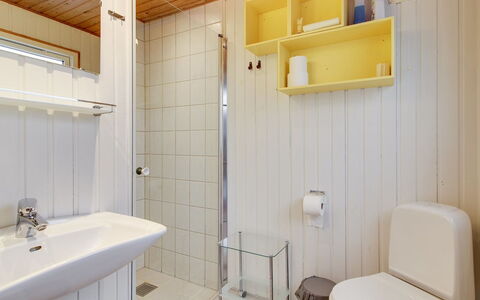 Eldina - 100M from the Sea: Bad Sink, Flooring, Wand, Armatur, Fussboden, Badezimmer, Interior Design, Holz, Sinken, Zapfhahn