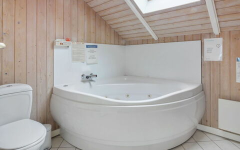 Pirkka - 50M to the Fjord: Armatur, Badewanne, Flooring, Badezimmer, Fussboden, Interior Design, Decke, Installation, Zapfhahn, Zimmer