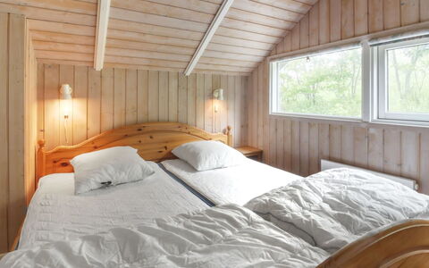 Pirkka - 50M to the Fjord: Holz, Schlafzimmer, Bett, Decke, Bettdecke, Interior Design, Bedding, Bettrahmen, Fussboden, Flooring
