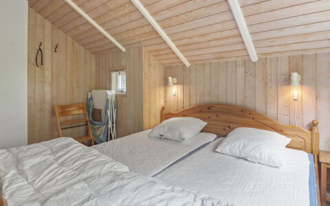 Pirkka - 50M to the Fjord: Schlafzimmer, Bett, Wand, Holz, Decke, Bettdecke, Fussboden, Interior Design, Flooring, Bedding