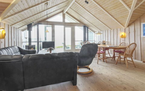 Pirkka - 50M to the Fjord: Holz, Decke, Holzboden, Zuhause, Hartholz, Planke, Hütte, Dachboden, Wohnzimmer, Stuhl