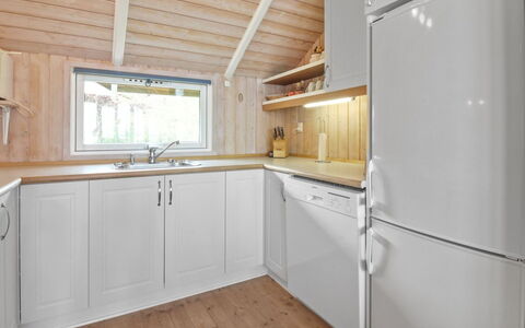 Pirkka - 50M to the Fjord: Holz, Flooring, Interior Design, Küche, Decke, Fussboden, Armatur, Countertop, Sinken, Zapfhahn