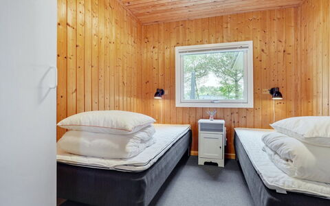 Jaskirt - 125M from the Sea: Bett, Schlafzimmer, Holz, Bettdecke, Bedding, Interior Design, Decke, Bettrahmen, Zuhause, Fussboden