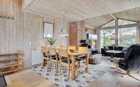 Jaskirt - 125M from the Sea: Holz, Decke, Interior Design, Möbel, Flooring, Zuhause, Zimmer, Wohnzimmer, Hartholz, Light Fixture