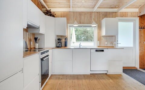 Jaskirt - 125M from the Sea: Holz, Küche, Flooring, Küchengerät, Major Appliance, Countertop, Fussboden, Decke, Interior Design, Holzboden