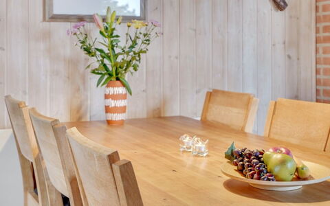 Jaskirt - 125M from the Sea: Möbel, Flooring, Interior Design, Holz, Fussboden, Tabelle, Light Fixture, Küche & Esszimmer Tisch, Esszimmer, Decke