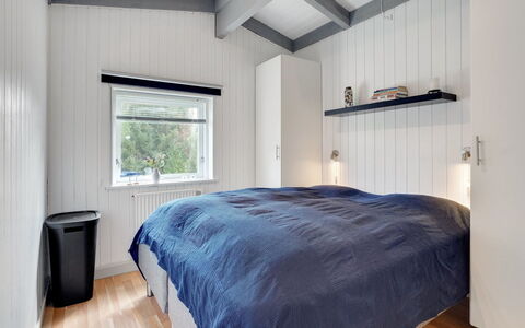 Bia - 250M from the Sea: Bett, Schlafzimmer, Bettdecke, Bedding, Holz, Decke, Interior Design, Möbel, Fussboden, Bettrahmen