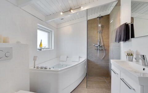 Bia - 250M from the Sea: Badezimmer, Armatur, Flooring, Interior Design, Badewanne, Fussboden, Sinken, Decke, Zapfhahn, Installation