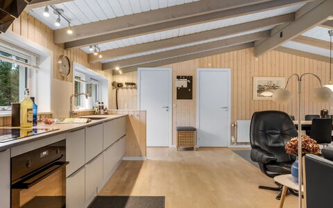 Bia - 250M from the Sea: Holz, Decke, Interior Design, Flooring, Küche, Möbel, Light Fixture, Fussboden, Countertop, Zimmer