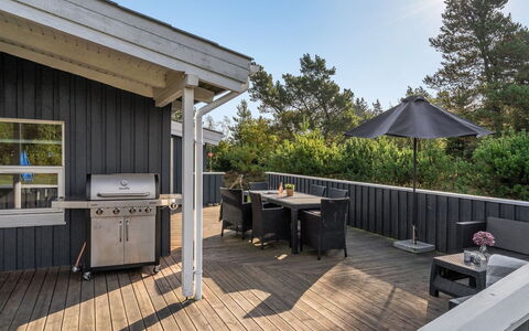 Bia - 250M from the Sea: Holz, Zuhause, Veranda, Deck, Hartholz, Dach, Holzbeize, Holzboden, Eco Hotel