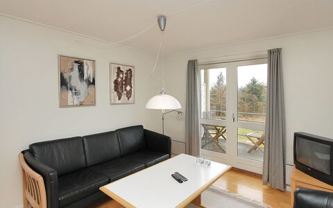 Enni - 100M from the Sea: Möbel, Flooring, Interior Design, Fussboden, Holz, Zimmer, Holzboden, Decke, Couch, Wohnzimmer