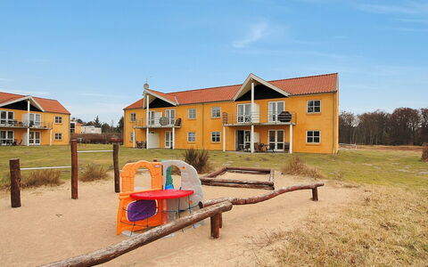 Enni - 100M from the Sea: Estate, Rasen, Garten