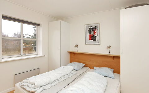 Enni - 100M from the Sea: Wand, Bett, Schlafzimmer, Holz, Interior Design, Flooring, Fussboden, Decke, Bettdecke, Möbel