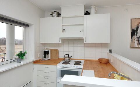 Enni - 100M from the Sea: Küche, Küchengerät, Countertop, Major Appliance, Cabinetry, Flooring, Interior Design, Holz, Decke, Herd