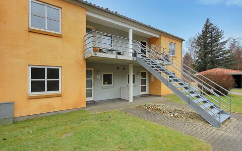 Enni - 100M from the Sea: Zuhause, Estate, Balkon, Garten, Auffahrt, Veranda, Villa, Geländer, Abstellgleis